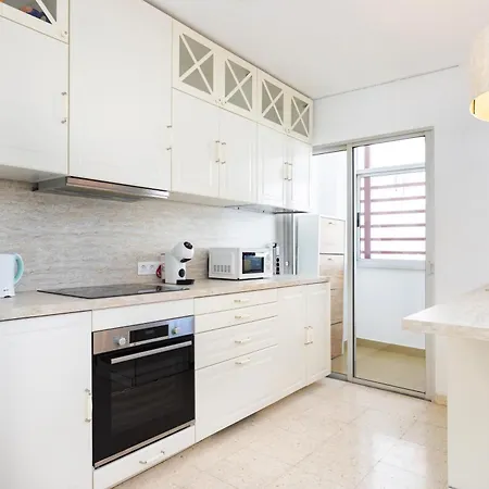 Spacious 3-bedroom With Pool & Balcony - Steps From Puerto Colon, & Local Attractions דירה *