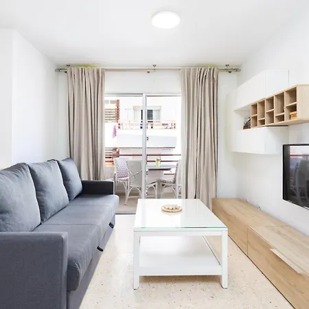 Spacious 3-bedroom With Pool & Balcony - Steps From Puerto Colon, & Local Attractions אדחה