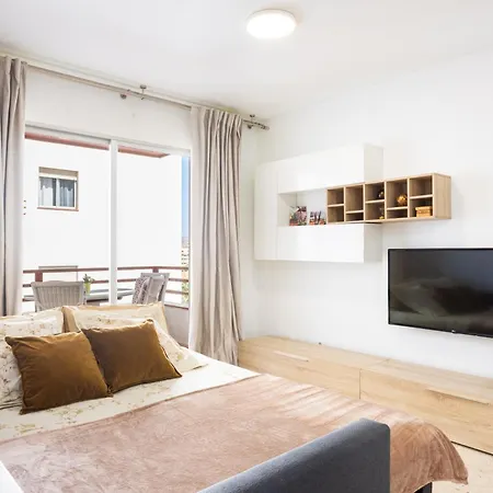 Spacious 3-bedroom With Pool & Balcony - Steps From Puerto Colon, & Local Attractions דירה