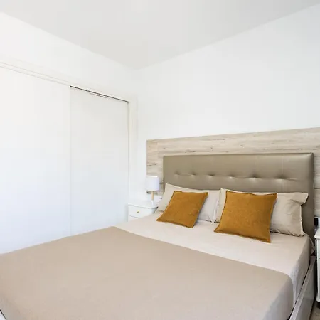 דירה Spacious 3-bedroom With Pool & Balcony - Steps From Puerto Colon, & Local Attractions *