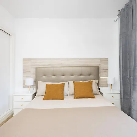 Spacious 3-bedroom With Pool & Balcony - Steps From Puerto Colon, & Local Attractions דירה *