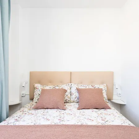 Spacious 3-bedroom With Pool & Balcony - Steps From Puerto Colon, & Local Attractions דירה