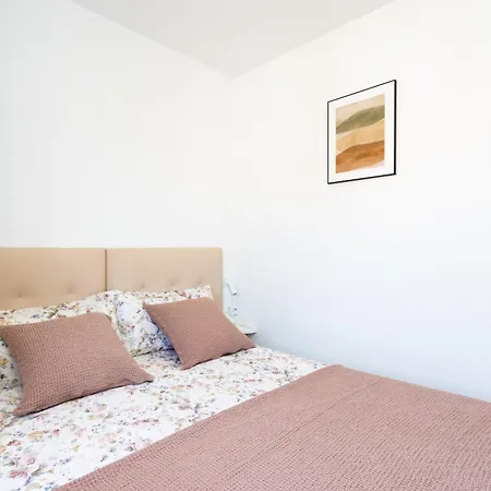 Spacious 3-bedroom With Pool & Balcony - Steps From Puerto Colon, & Local Attractions דירה *