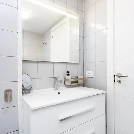 Spacious 3-bedroom With Pool & Balcony - Steps From Puerto Colon, & Local Attractions דירה