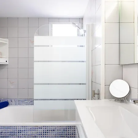 Spacious 3-bedroom With Pool & Balcony - Steps From Puerto Colon, & Local Attractions דירה