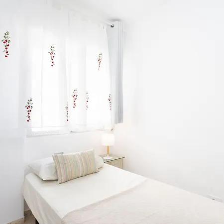 Spacious 3-bedroom With Pool & Balcony - Steps From Puerto Colon, & Local Attractions * אדחה