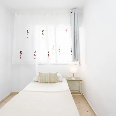 Spacious 3-bedroom With Pool & Balcony - Steps From Puerto Colon, & Local Attractions דירה