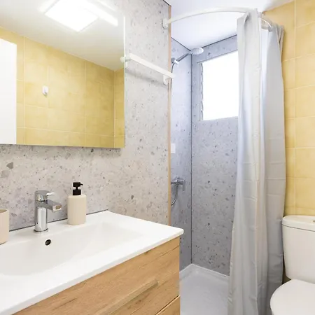 Spacious 3-bedroom With Pool & Balcony - Steps From Puerto Colon, & Local Attractions אדחה