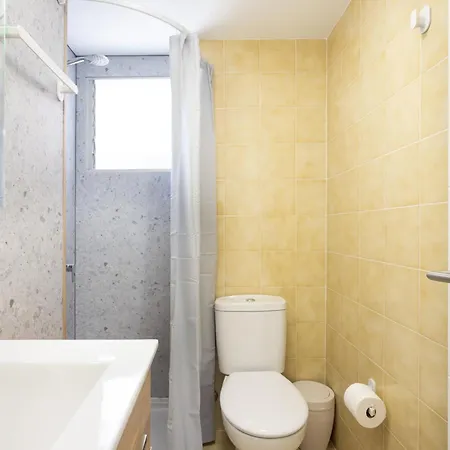 Spacious 3-bedroom With Pool & Balcony - Steps From Puerto Colon, & Local Attractions אדחה