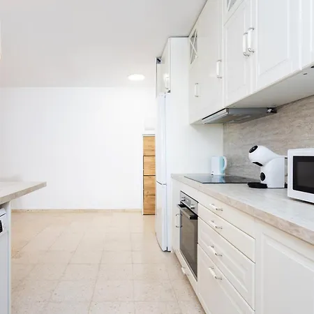 Spacious 3-bedroom With Pool & Balcony - Steps From Puerto Colon, & Local Attractions דירה