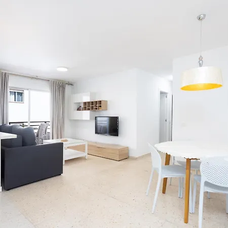 דירה Spacious 3-bedroom With Pool & Balcony - Steps From Puerto Colon, & Local Attractions *