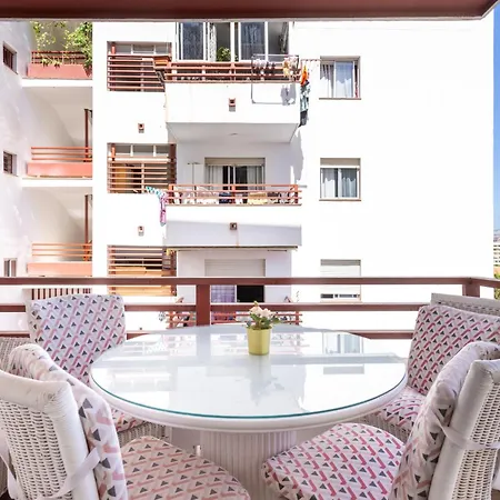 Spacious 3-bedroom With Pool & Balcony - Steps From Puerto Colon, & Local Attractions דירה *