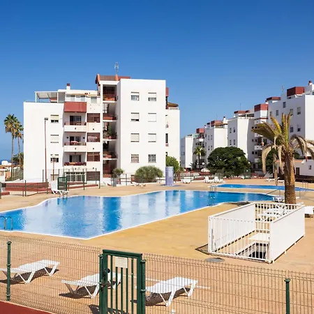 Spacious 3-bedroom With Pool & Balcony - Steps From Puerto Colon, & Local Attractions דירה