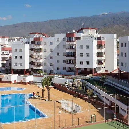 Spacious 3-bedroom With Pool & Balcony - Steps From Puerto Colon, & Local Attractions דירה *